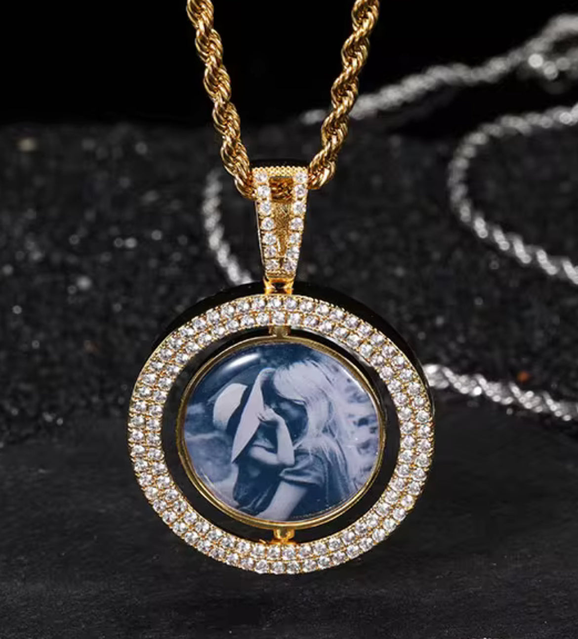 Porta retratos pequeño doble, enchapado en oro y zirconia. Incluye cadena de soga 3mm 24’. Disponible