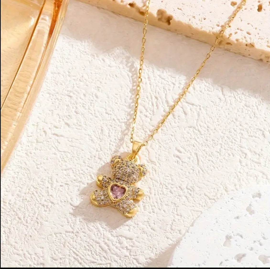 Collar de mujer con colgante de oso.